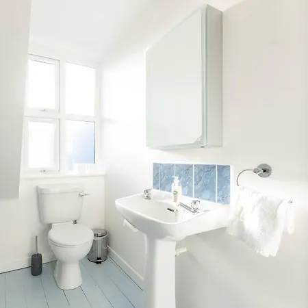 Modern Canal View Home, In Centre, Sleeps 8 * Galway