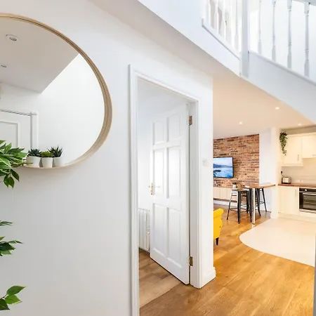 Modern Canal View Home, In Centre, Sleeps 8 شقة *