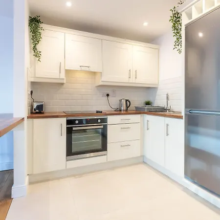 Modern Canal View Home, In Centre, Sleeps 8 شقة غالواي