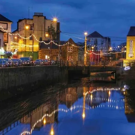 Modern Canal View Home, In Centre, Sleeps 8 Apartmán Galway