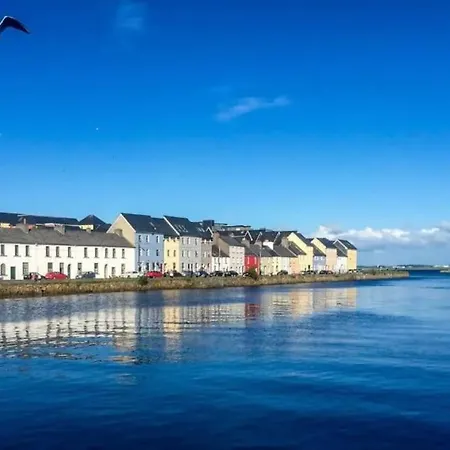 Modern Canal View Home, In Centre, Sleeps 8 Apartmán
