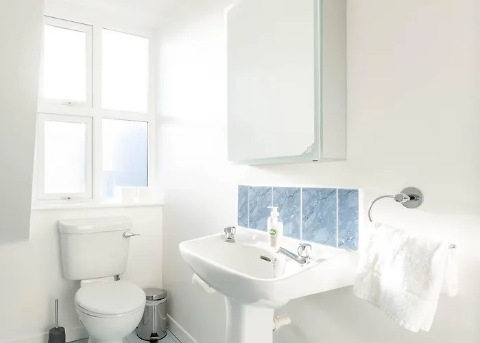 Modern Canal View Home, In Centre, Sleeps 8 * Galway