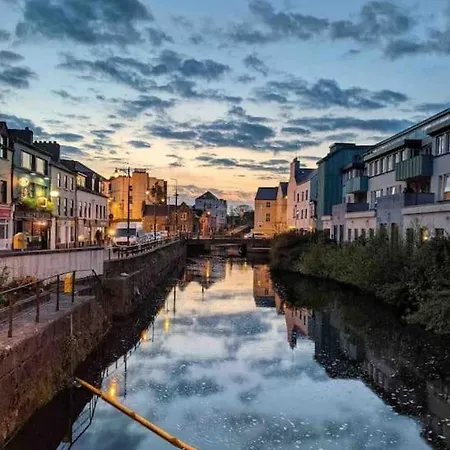 Modern Canal View Home, In Centre, Sleeps 8 * Galway