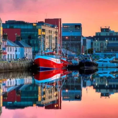 Modern Canal View Home, In Centre, Sleeps 8 Appartement Galway