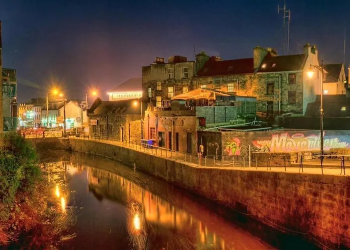 Modern Canal View Home, In Centre, Sleeps 8