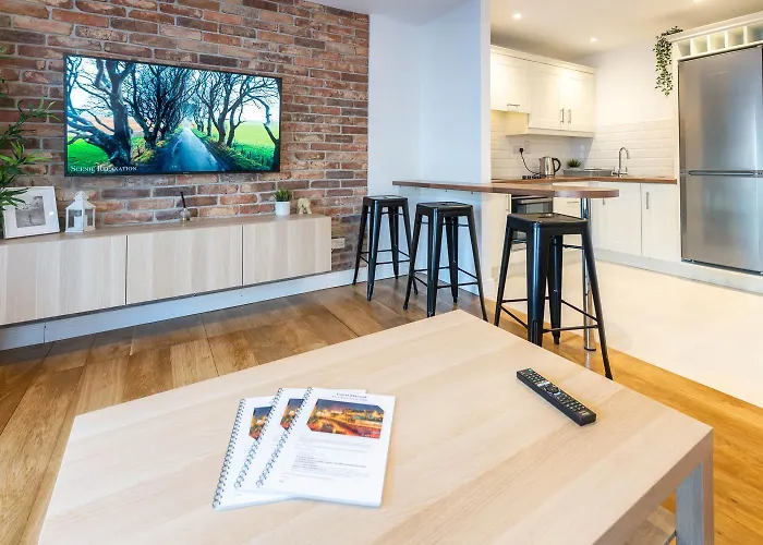 Modern Canal View Home, In Centre, Sleeps 8 Galway