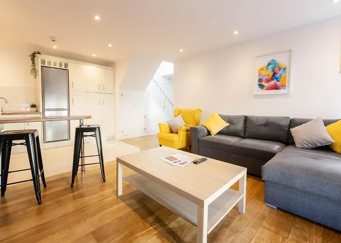 Modern Canal View Home, In Centre, Sleeps 8