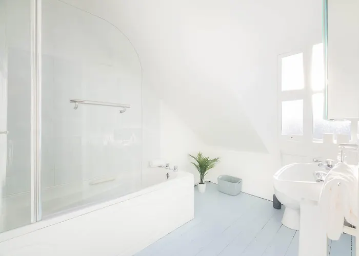 Daire Modern Canal View Home, In Centre, Sleeps 8