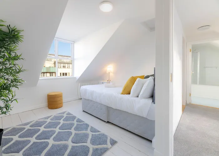 Modern Canal View Home, In Centre, Sleeps 8 *