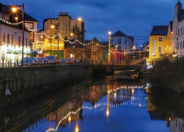 Modern Canal View Home, In Centre, Sleeps 8 Lejlighed Galway