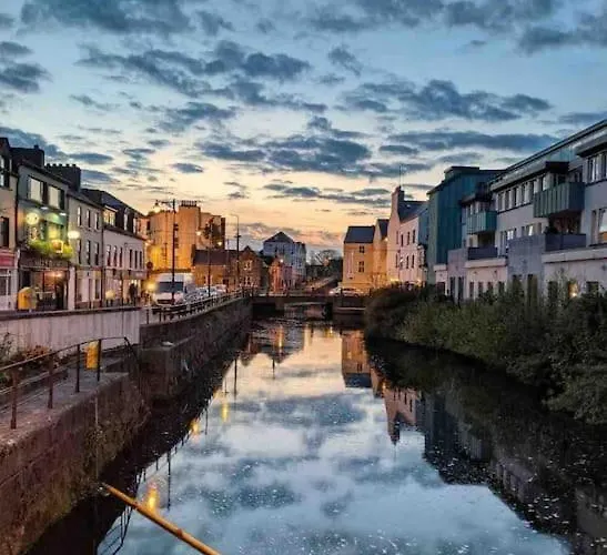 Modern Canal View Home, In Centre, Sleeps 8 * Galway