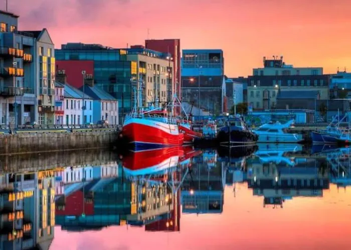 Modern Canal View Home, In Centre, Sleeps 8 Lejlighed Galway