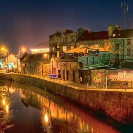 Modern Canal View Home, In Centre, Sleeps 8