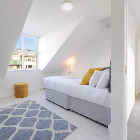 Modern Canal View Home, In Centre, Sleeps 8 *